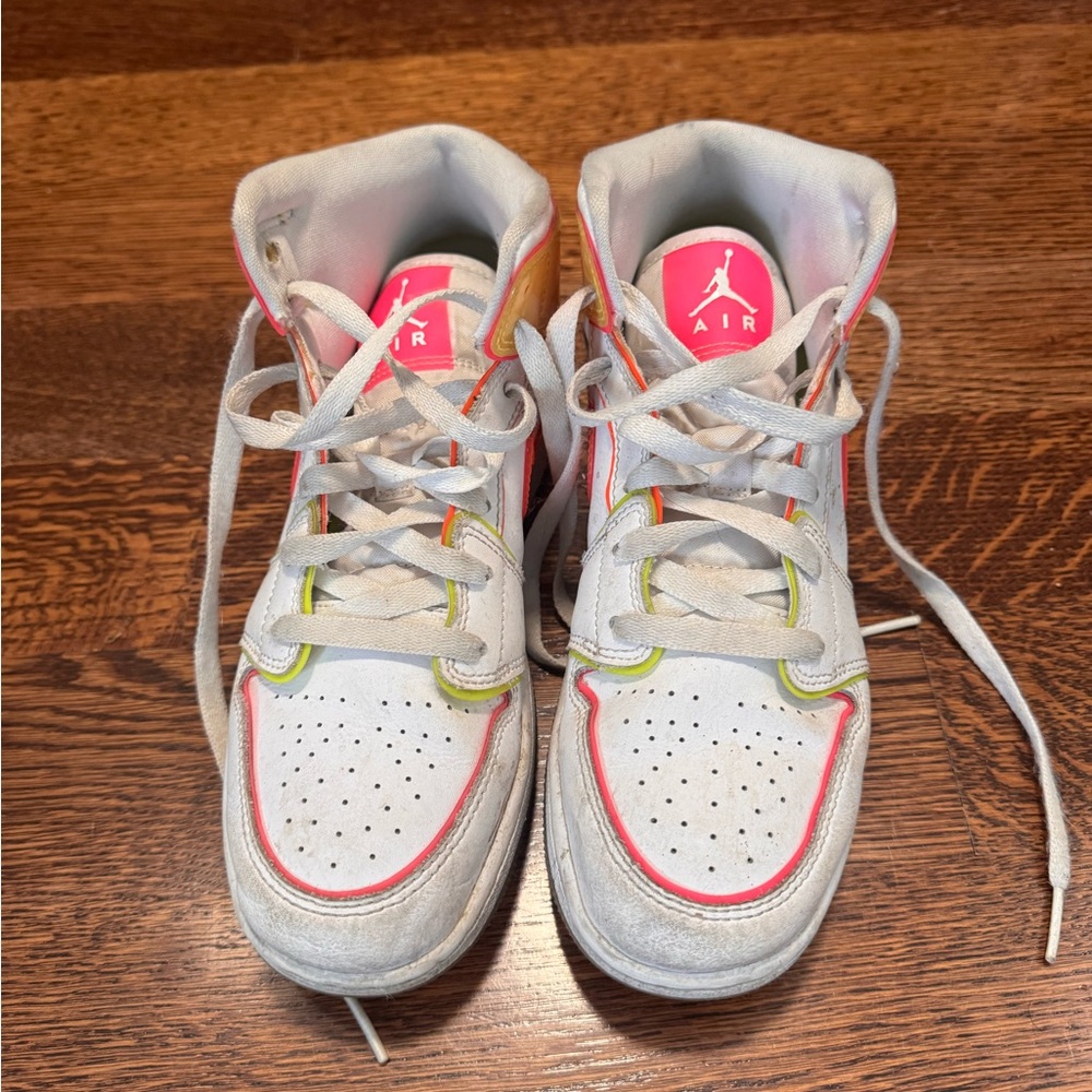Air Jordan 1 Mid SE GS Edge Glow